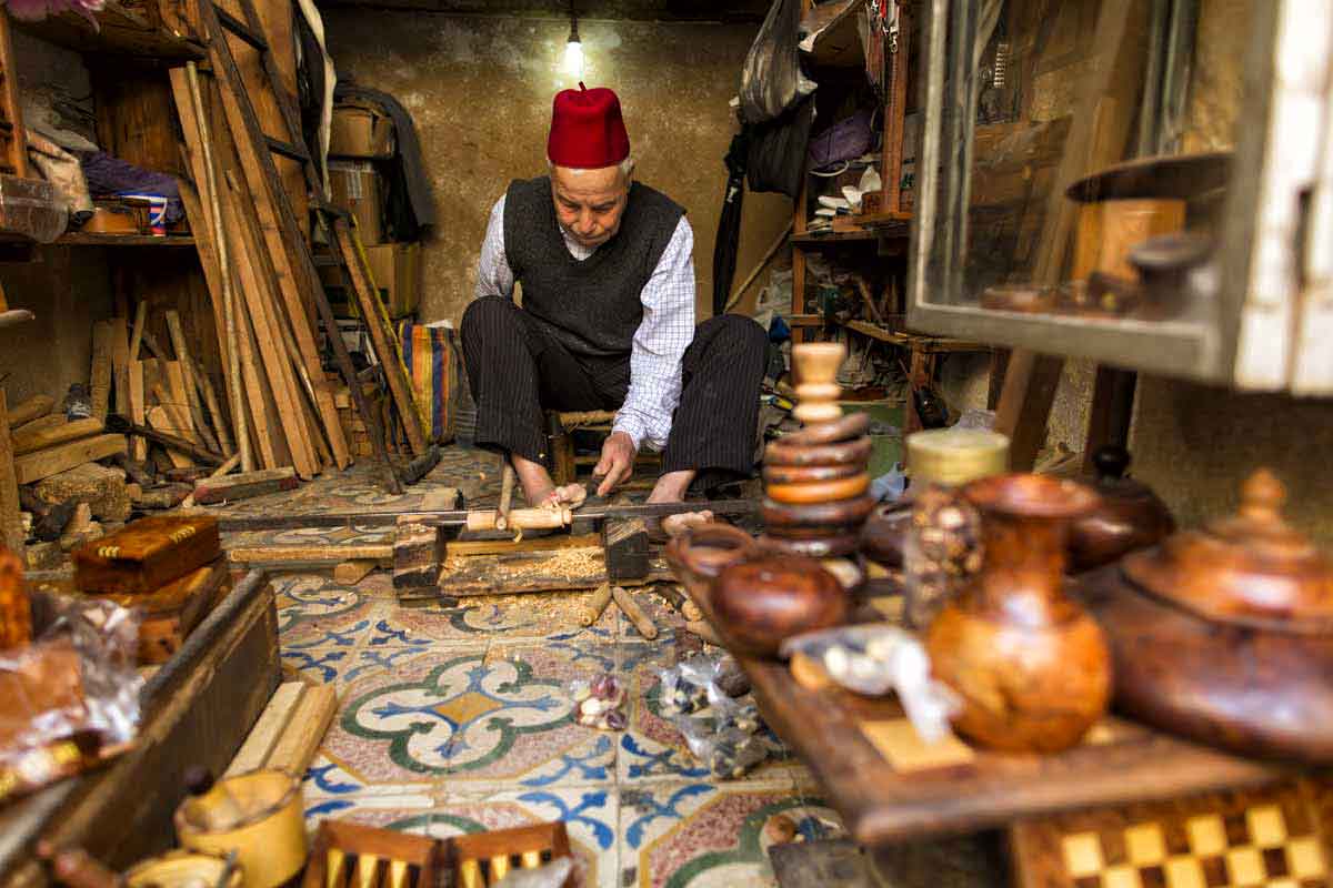 Artesano en madera de Fez