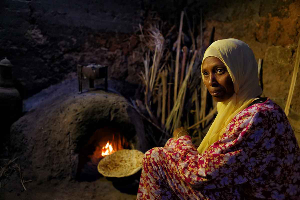 Mujer en horno de pan en el oasis de fint