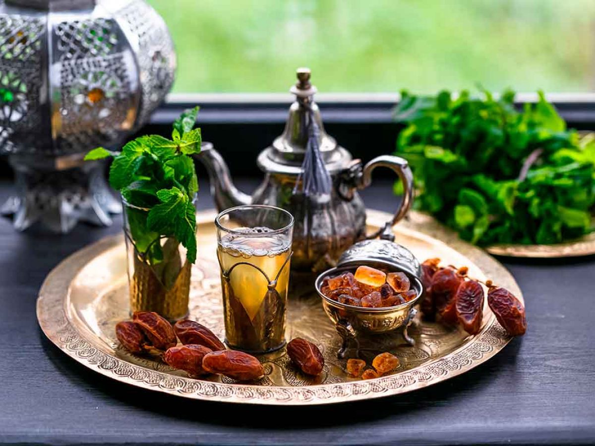 Cómo se prepara el té marroquí de forma clásica y moderna fácilmente.