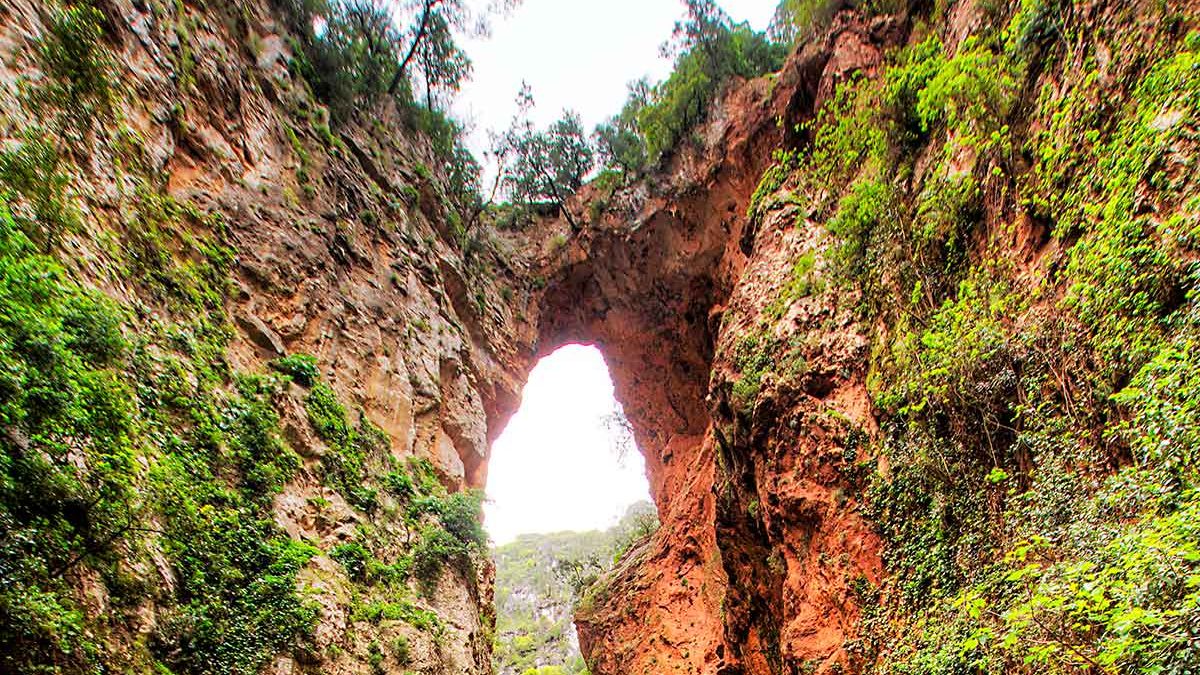 Cascadas y puente de Dios