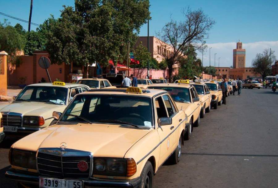 Petit-taxi-y-grand-taxi-en-Marruecos