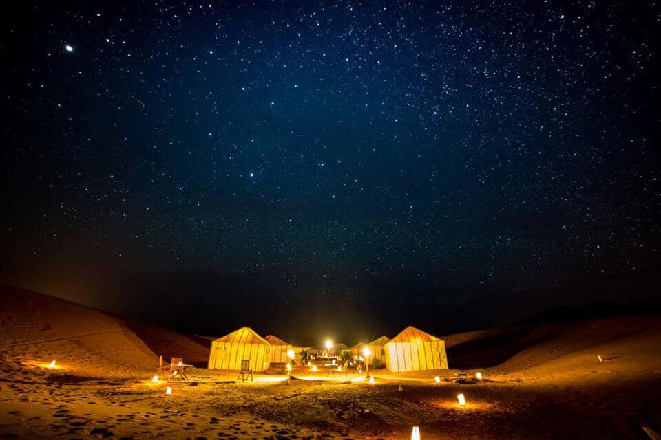 Noche bajo las estrellas en el desierto