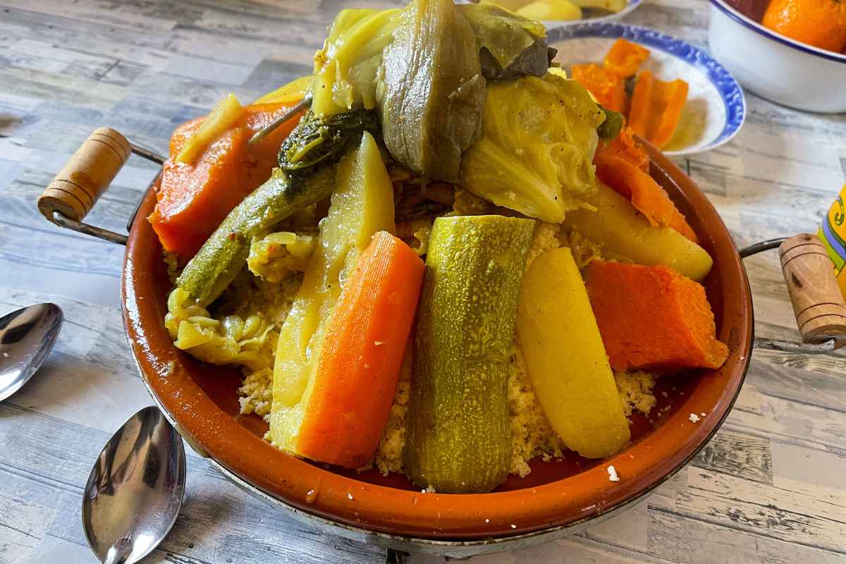 Los 10 platos típicos de Marruecos que deberías probar 3 Plato de cuscús marroquí