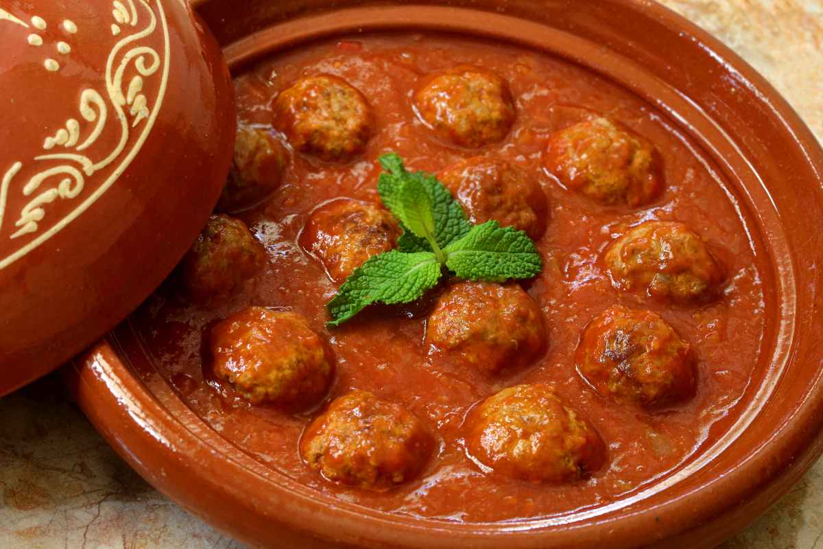 Los 10 platos típicos de Marruecos que deberías probar 7 Plato de Tajin de Kefta