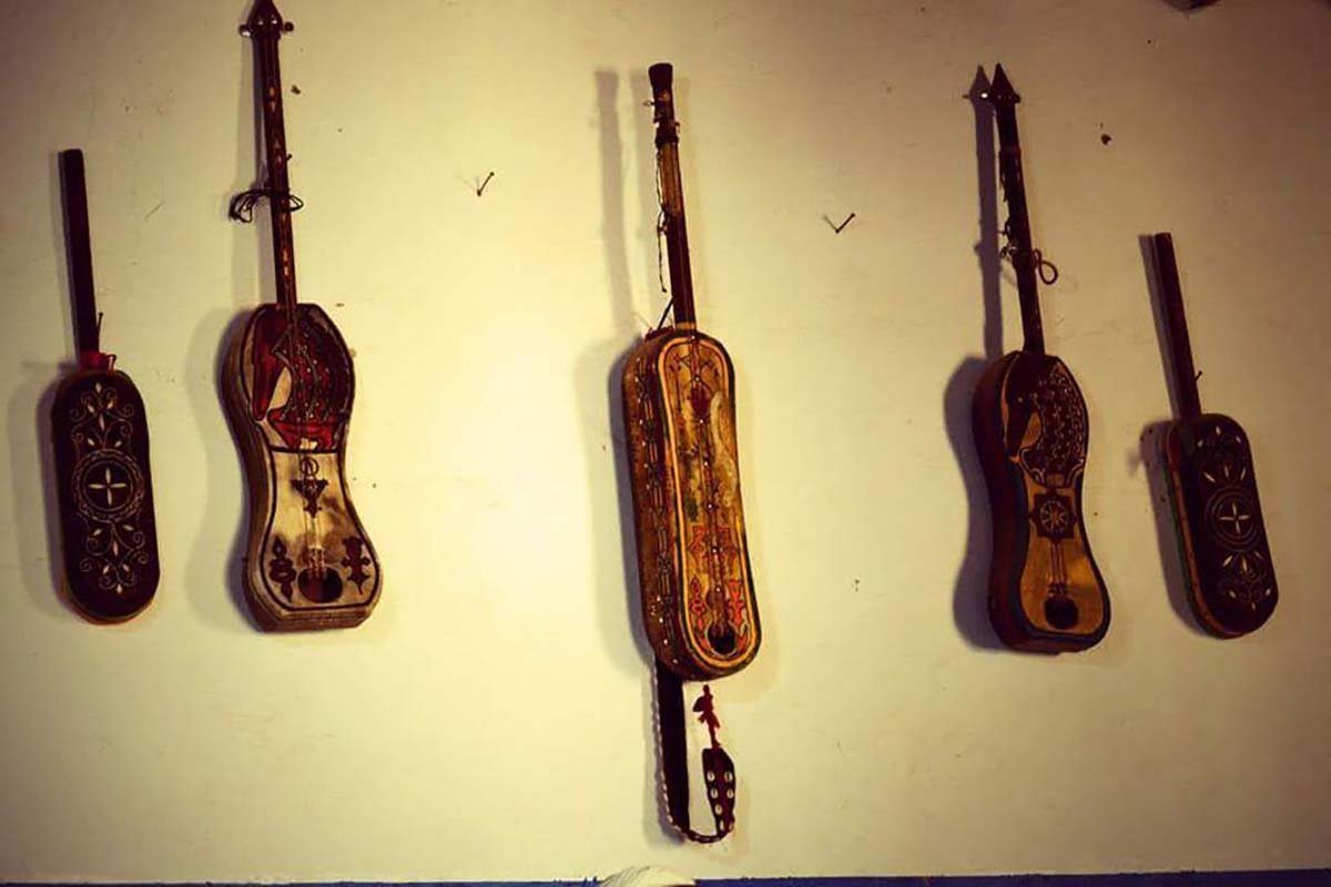 Por qué asistir a una actuación de música gnawa en Marruecos 4 Instrumentos música Gnawa