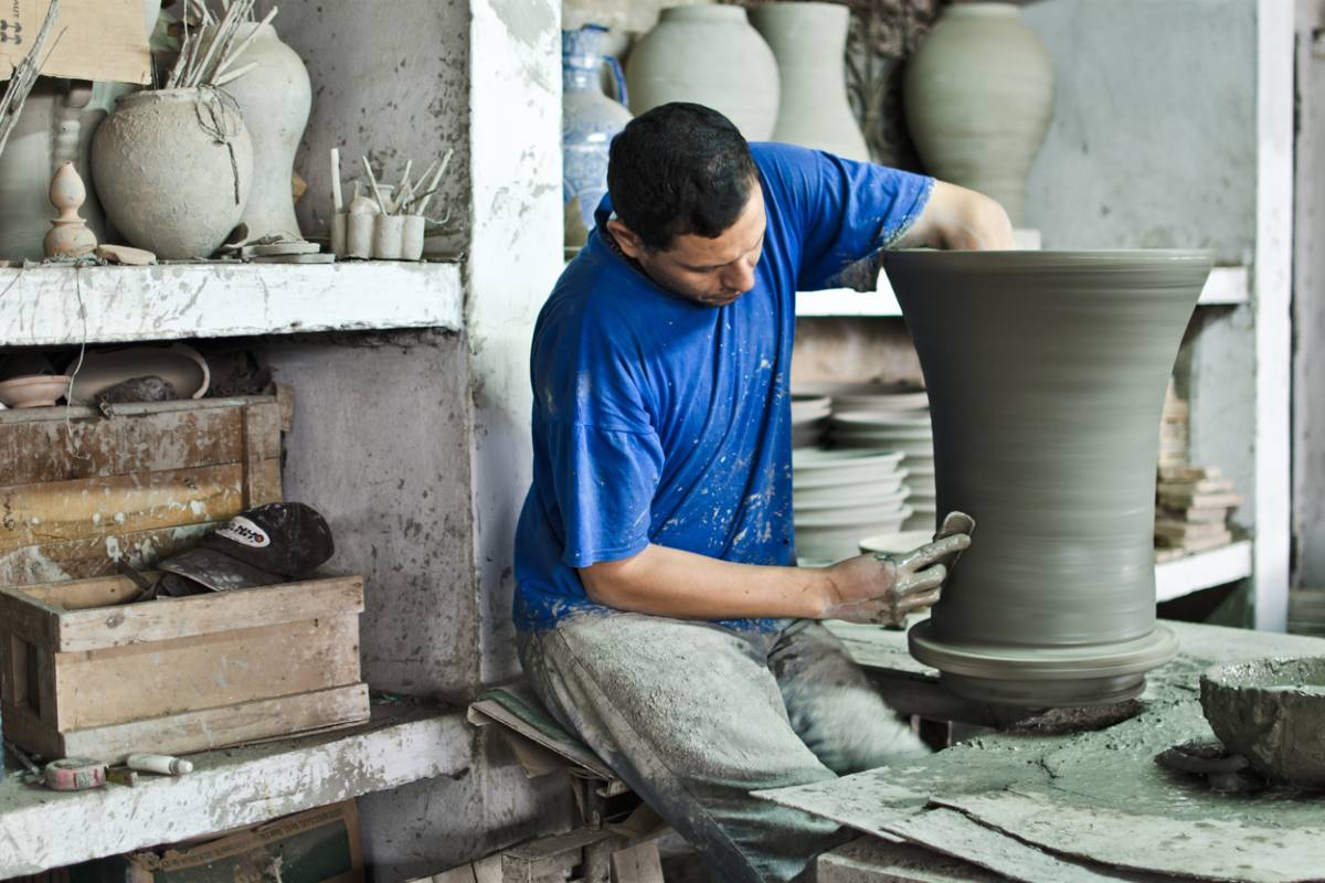 Artesano de la cerámica en Marruecos