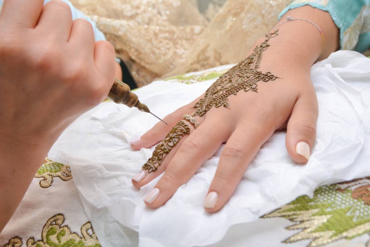 realizando tatuaje de henna Cómo se realizan los tatuajes de henna